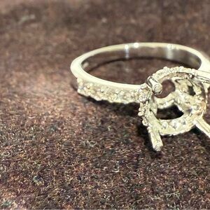 Elegant Silver Women's Ring with Sparkling Accents